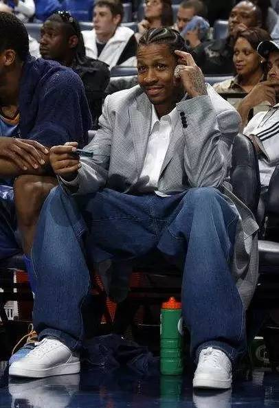 意甲球员在第12轮比赛中涂上红色面彩，向针对女性的暴力说不（意甲第12轮：球员以红色面彩呼吁制止针对女性的暴力）