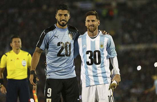 利物浦主帅斯洛特做出惊人决定：萨拉赫罕见坐上替补席（利物浦主帅斯洛特大胆调整：萨拉赫意外无缘首发）