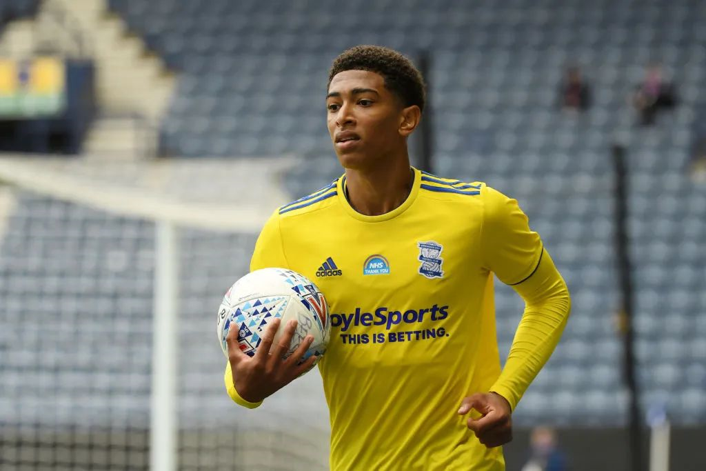 意甲战报：普利西奇梅开二度，米兰让二追三3-2逆转都灵（意甲：普利西奇双响，米兰连扳三球3-2逆转都灵）