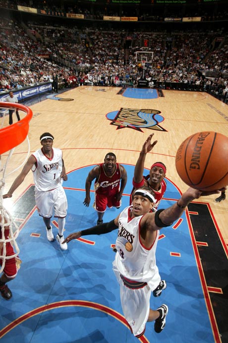 大哥你在干嘛？米兰德比补时阶段，巴斯托尼掏裆奇克（米兰德比补时阶段现争议：巴斯托尼对奇克疑似不当动作）