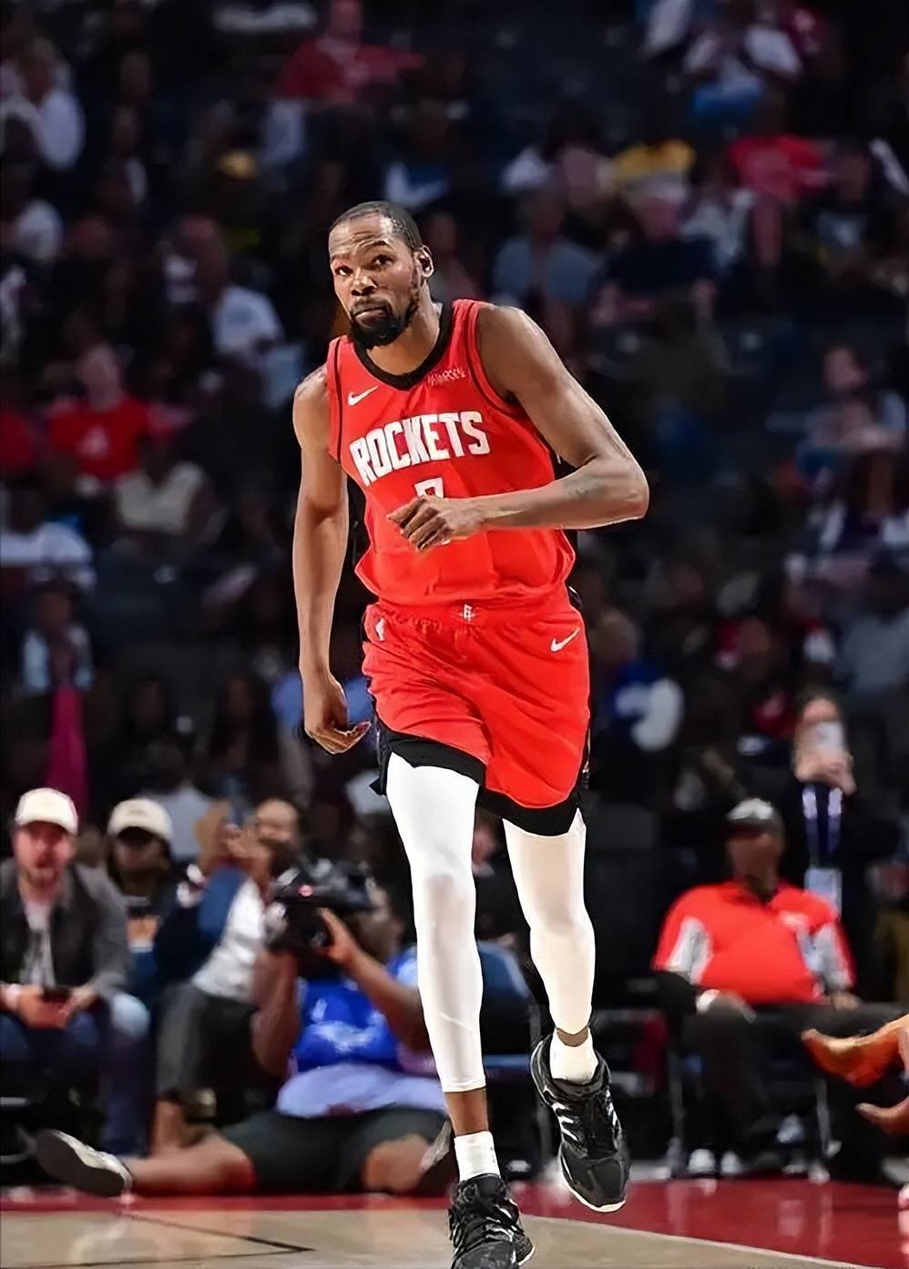 梅婷一家四口前往伯纳乌观战皇马vs尤文，女儿表示看完有点困（梅婷携家人四口现身伯纳乌观皇马对尤文，女儿笑称赛后有点困）