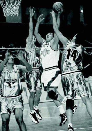 国乒输单打！王皓盯着王楚钦心事重重，梁靖崑技不如人：没好办法（国乒单打失利！王皓望向王楚钦愁绪难掩，梁靖崑技逊一筹：无计可施）