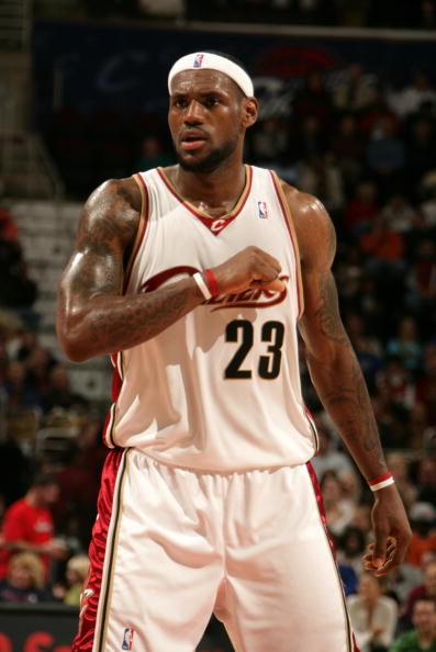 半场战报：阿森纳1-0布拉格斯拉维亚，萨卡点射（半场快讯：萨卡点球命中，阿森纳1-0领先布拉格斯拉维亚）