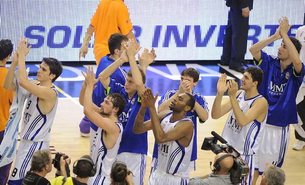 李扬两次失误葬送好局！盯人不紧，踢人送点，蓉城球员集体不满（李扬两度失误断送优势：盯防松懈、犯规送点，蓉城将士集体不满）