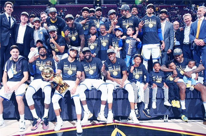 国际米兰圆领卫衣，太漂亮啦想要（国际米兰圆领卫衣，颜值在线，忍不住想入手）