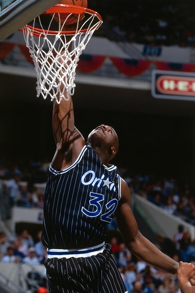 足球巴萨夏窗计划浮现，多名球员被列出售（巴萨夏窗方案曝光，多名球员被挂牌出售）